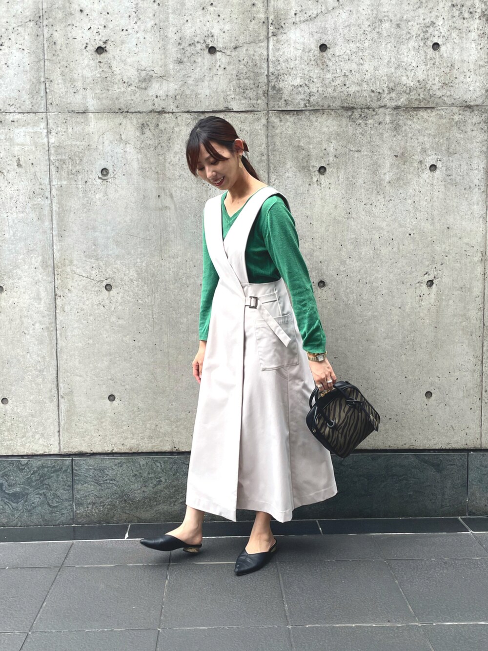 「だから秋服が好き、大人カジュアル、休日コーデ、ootd、ホワイト、ジャンパースカート、ゼブラ柄、ミニバッグ、グリーン、高身長女子、ヘアアレンジ、いいね、save、フォローお願いします🤑」｜「OZOCの◆【春色カラー/洗濯機で洗える/カラーバリエーション豊富】Vネックニットプルオーバー（ニット/セーター、グリーン系）」を使った、りぃ【相互フォロー】さん（レディース・164cm）の秋コーディネートの1枚目の写真