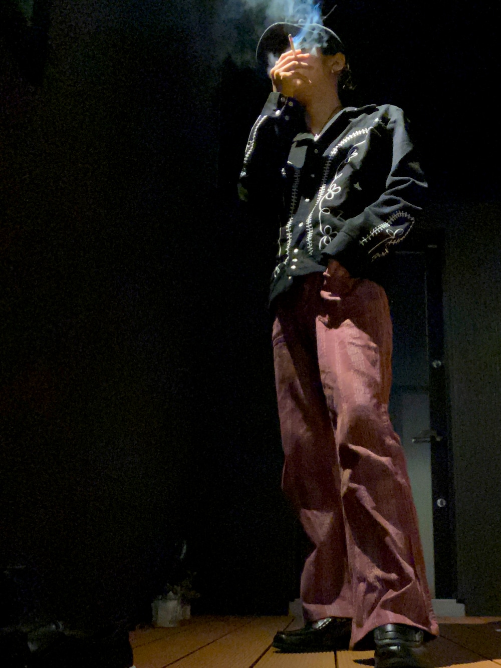 ブラック系のその他アウター、その他のその他パンツを着用したメンズの夏コーディネートの1枚目の写真