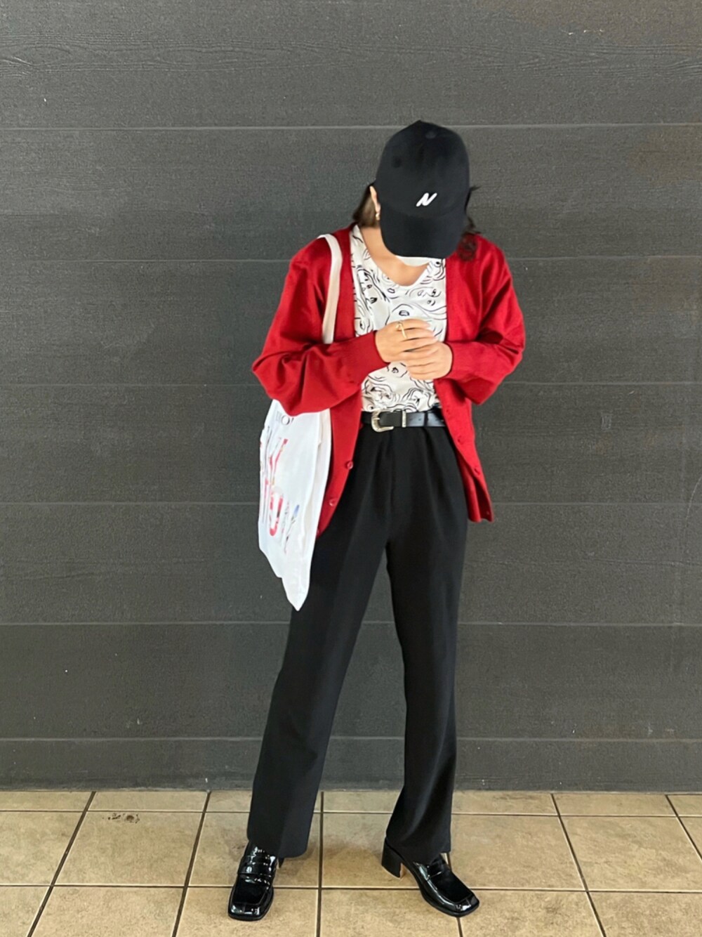 「カーディガン、ニット帽、赤、大人カジュアル、キレイめ、プチプラ、パンツスタイル、リラックススタイル、秋服、秋コーデ、秋冬コーデ、おしゃれさんと繋がりたい」｜「WEGOのアイテム（ジャケット/アウター、レッド系）」を使った、はな🌸🌈💛　hana さん（レディース・168cm）の秋コーディネートの1枚目の写真