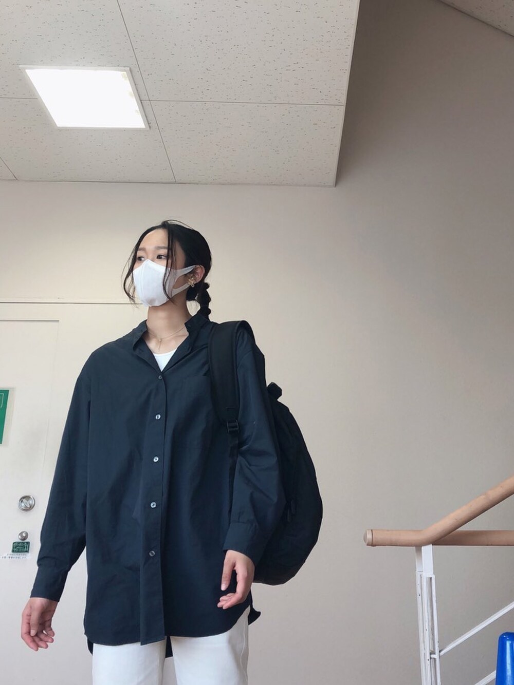 「デニム、ホワイト、大人カジュアル、休日スタイル、お出かけコーデ、プチプラ、大人コーデ、パンツスタイル、シャツスタイル、ゆったりコーデ、高身長女子、秋冬コーデ」｜「UNIQLOのアイテム（トップス、ブルー系）」を使った、はな🌸🌈💛　hana さん（レディース・168cm）の冬コーディネートの1枚目の写真