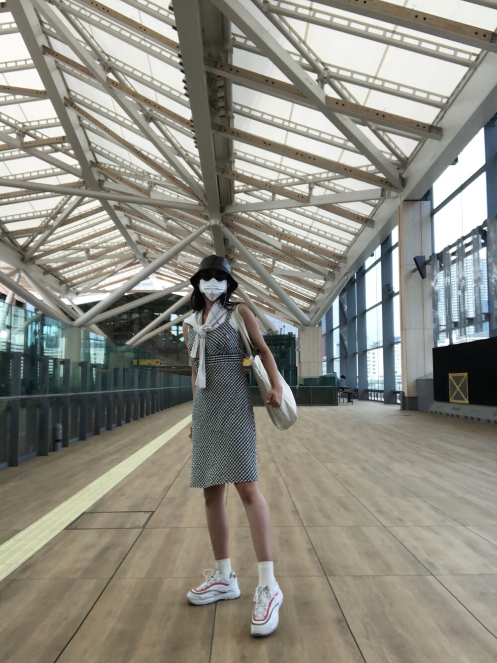 「ワンピース、ブラック、ホワイト、ハット、モノトーン、ギンガムチェック、休日スタイル、厚底シューズ、夏コーデ、バケットハット、ラフコーデ、今日のコーデ、高身長女子、オトナ女子、未来のWEARISTAプロジェクト」｜「ZARAのアイテム（タンクトップ、ホワイト系）」を使った、はな🌸🌈💛　hana さん（レディース・168cm）の夏コーディネートの1枚目の写真