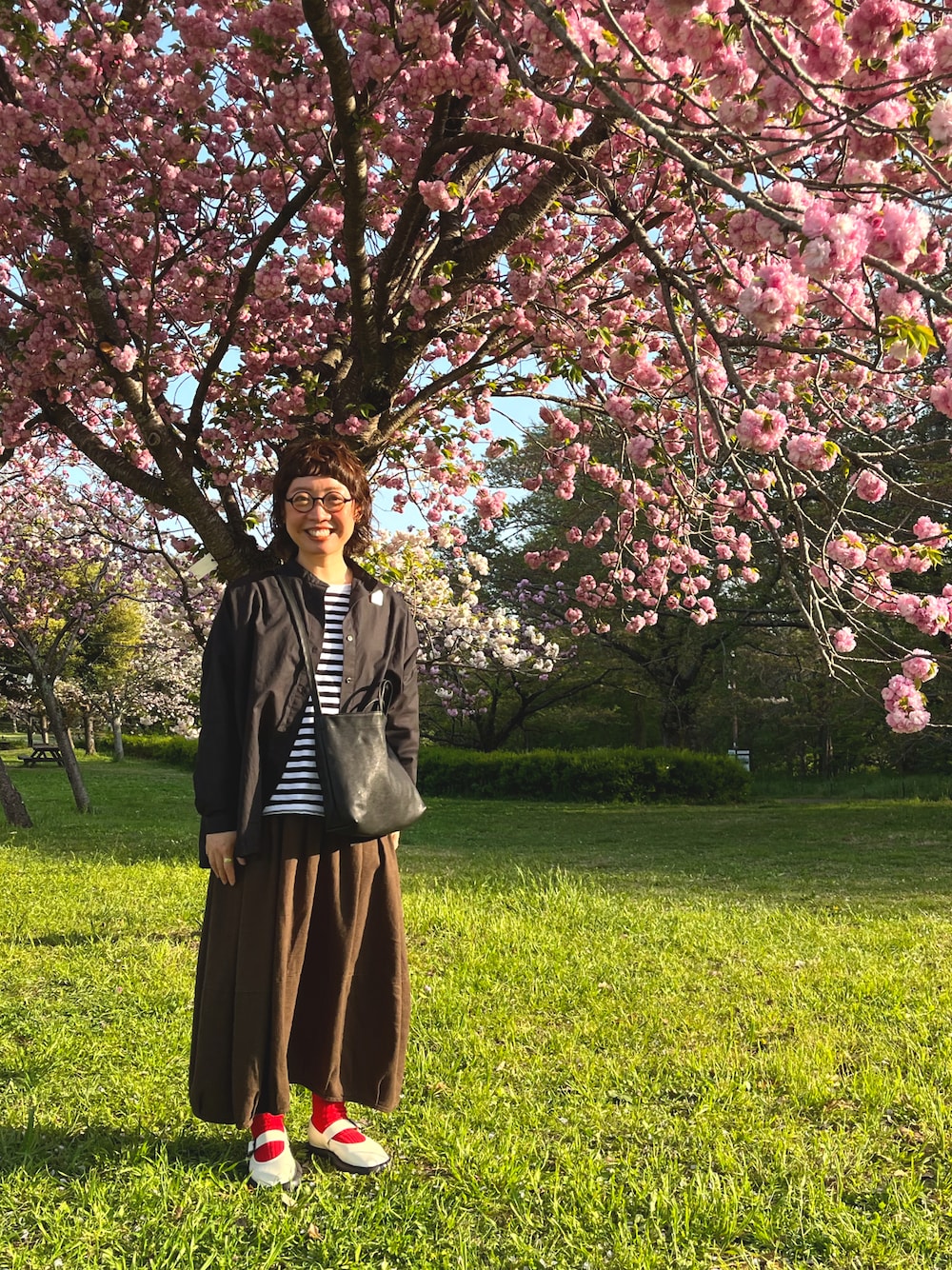 「Dgyのアイテム（スカート、ブラウン系）」を使った、ひとみさん（レディース・154cm）の春コーディネートの1枚目の写真