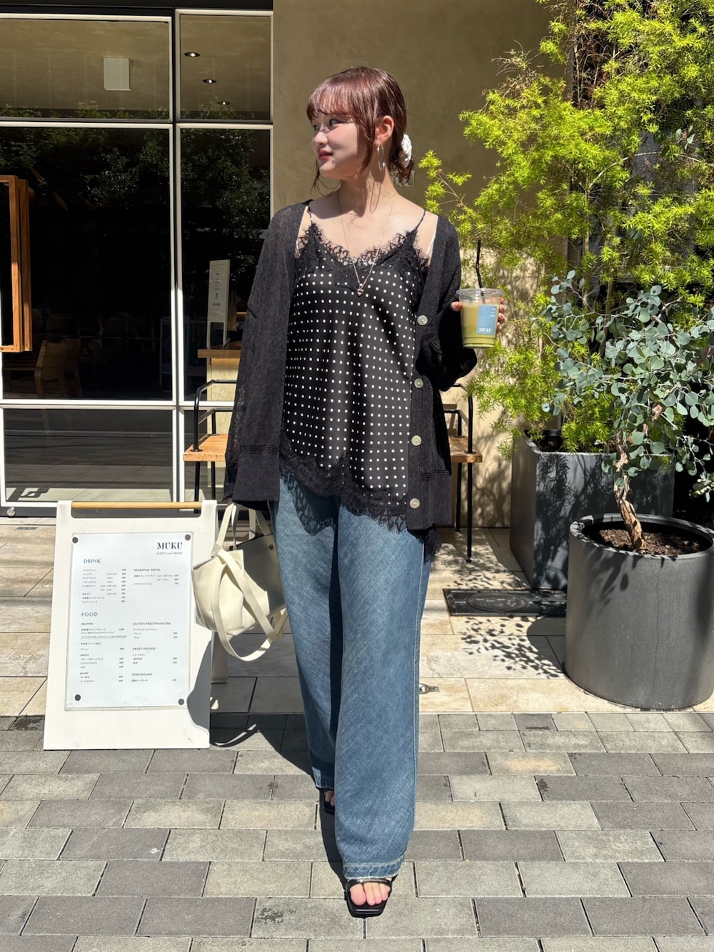 ホワイト系のシャツ/ブラウス、ブルー系のデニムパンツ、ブラック系のカーディガン/ボレロを着用したレディースの夏コーディネートの1枚目の写真