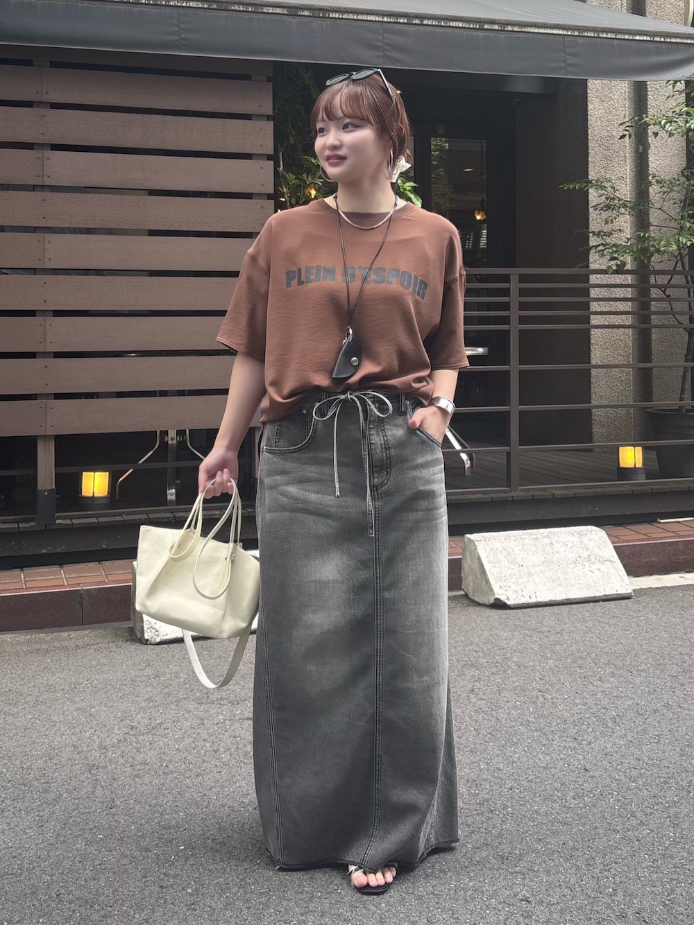 ブラック系のスカート、ブラウン系のシャツ/ブラウス、ホワイト系のショルダーバッグを着用したレディースの夏コーディネートの1枚目の写真