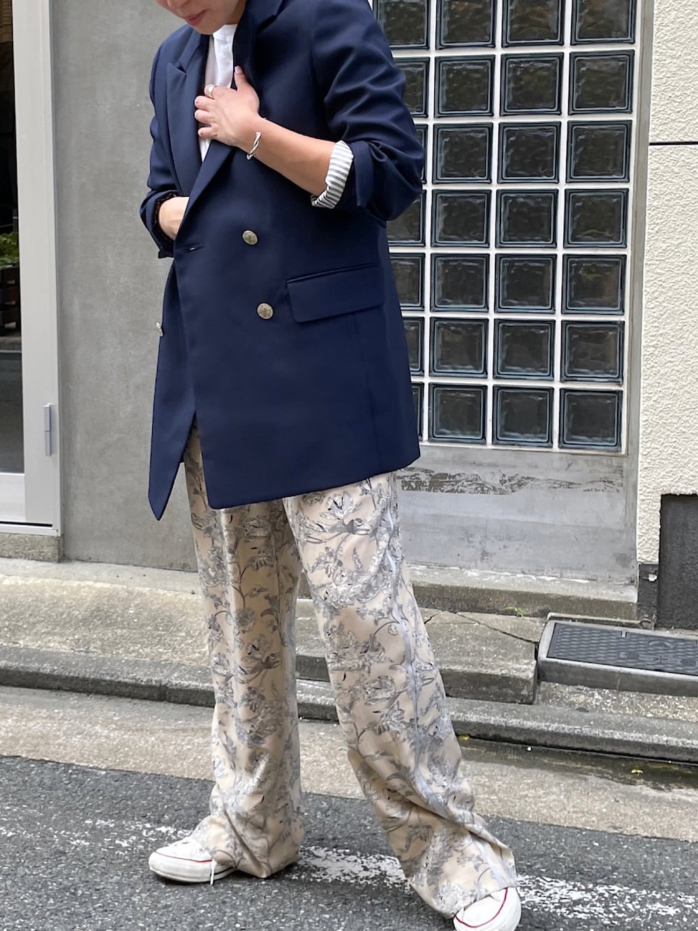 「楽チンコーデ、パンツスタイル、オトナ女子、大人カジュアル、低身長コーデ、リラックススタイル、Tシャツ、秋のコーデ、ストレートパンツ」｜「HERENCIAのFLORAL PRINT サイドライン パイピング イージーパンツ（その他パンツ、ホワイト系）」を使った、harukaherenciaさん（レディース・155cm）の夏コーディネートの1枚目の写真