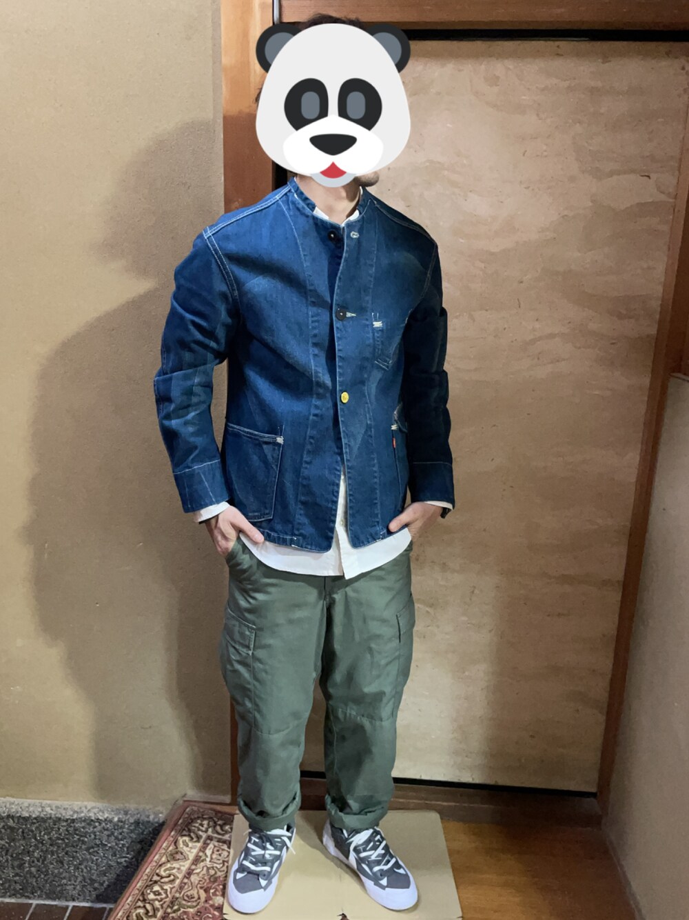 ブルー系のノーカラージャケット、ホワイト系のシャツ/ブラウス、グリーン系のカーゴパンツを着用したメンズの春コーディネートの1枚目の写真