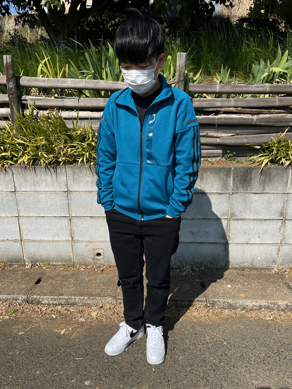 「メンズライク、メンズライクコーデ、ボーイッシュ、ボーイッシュコーデ、中性、カジュアルコーデ」｜「adidasのM adidas 24/7 ヘザー ウォームアップジャケット（ジャージ、ブルー系）」を使った、tomoさん（レディース・161cm）の春コーディネートの1枚目の写真