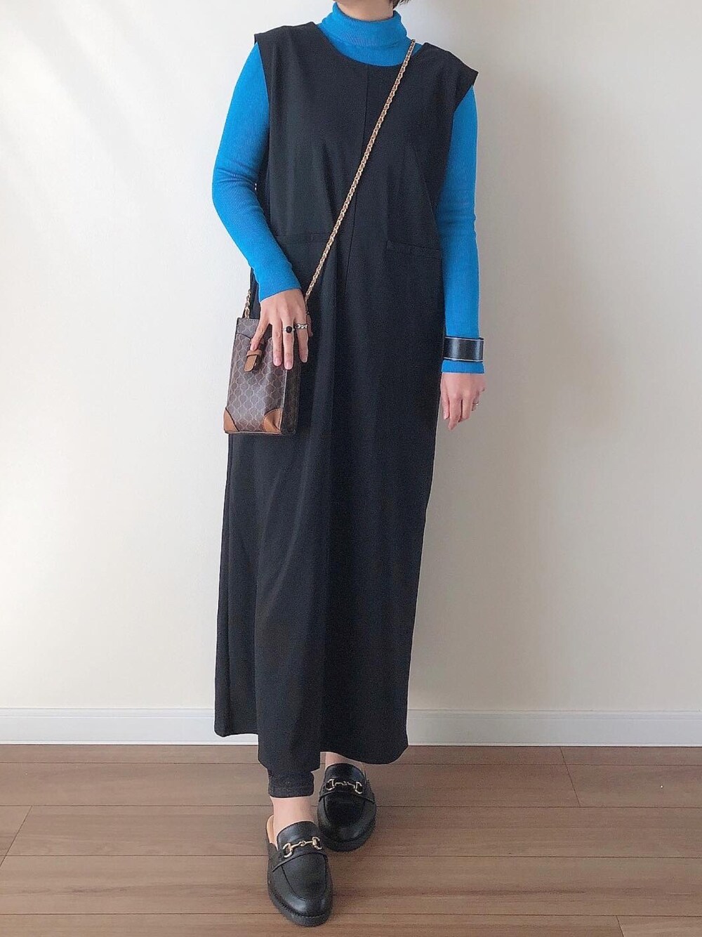 「ブラック、ブルー、ZARA、ジャンパースカート、プチプラ、ミニバッグ、低身長」｜「KiraKiraShopのアイテム（ジャンパースカート、ブラック系）」を使った、まなこさん（レディース・153cm）の秋コーディネートの1枚目の写真