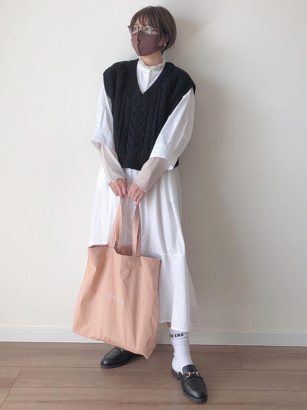 「ワンピース、ベスト、しまむら、ニットベスト、プチプラ、ジーユー、低身長コーデ、topkapi、EFOLE、NEW ERA」｜「NEW ERAのNEW ERA/ニューエラ ソックス クルー3足セット 12674027（ソックス/靴下、ホワイト系）」を使った、まなこさん（レディース・153cm）の秋コーディネートの1枚目の写真