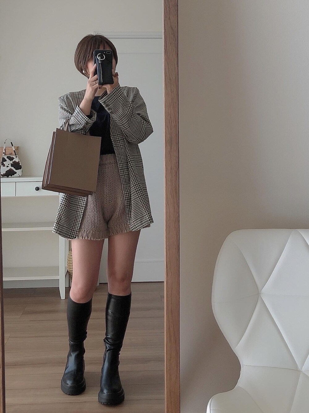 「秋コーデ、プチプラ、GU、UNIQLO、ユニクロ、ジーユー、ジャケット、ショートパンツ、ロングブーツ」｜「Lace Ladiesのファスナーポケット付き レザー 合皮  iPhoneケース（スマホケース/カバー、ブラック系）」を使った、まなこさん（レディース・153cm）の秋コーディネートの1枚目の写真