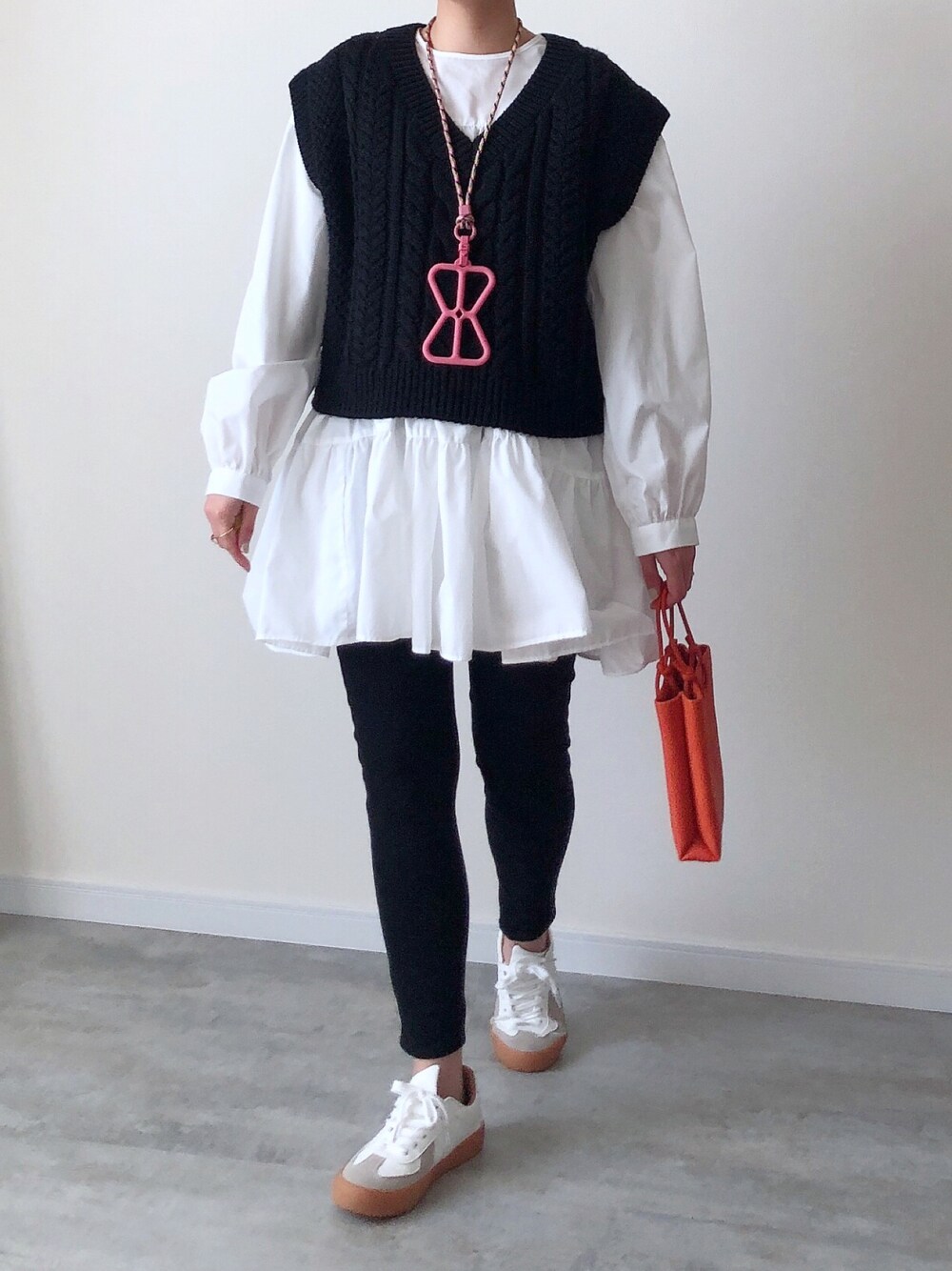 「春服、春コーデ、大人カジュアル、モノトーンコーデ、差し色、スニーカー、ニットベスト、ブラウス、チュニック」｜「GERMAN TRAINERのジャーマントレーナー / GERMAN TRAINER / スニーカー SVEC / シュベック（スニーカー、ホワイト系）」を使った、まなこさん（レディース・153cm）の春コーディネートの1枚目の写真