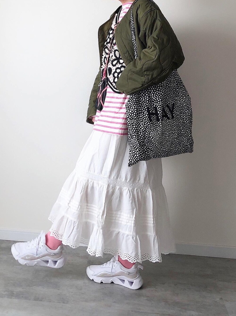 「春服みてみて、春コーデ、春アウター、レーススカート、hay、ボーダー、ピンク、スニーカーコーデ、カラーソックス」｜「Libra Cueのヴィンテージライクコットンボリュームレーススカート（スカート、ホワイト系）」を使った、まなこさん（レディース・153cm）の春コーディネートの1枚目の写真
