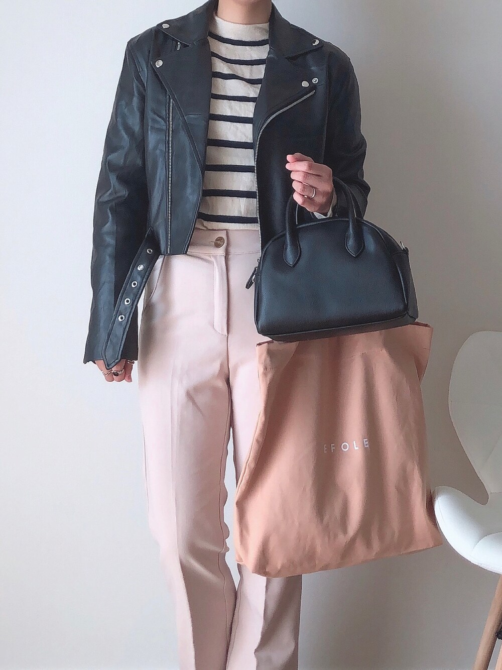 「秋コーデ、ライダースジャケット、topkapi、EFOLE、SENSEOFPLACE、UNIQLO、ボーダー、ショートヘア」｜「EFOLEの【EFOLE】フェイクレザー　ミニボストン　ショルダー　バッグ（ボストンバッグ、ブラック系）」を使った、まなこさん（レディース・153cm）の秋コーディネートの1枚目の写真