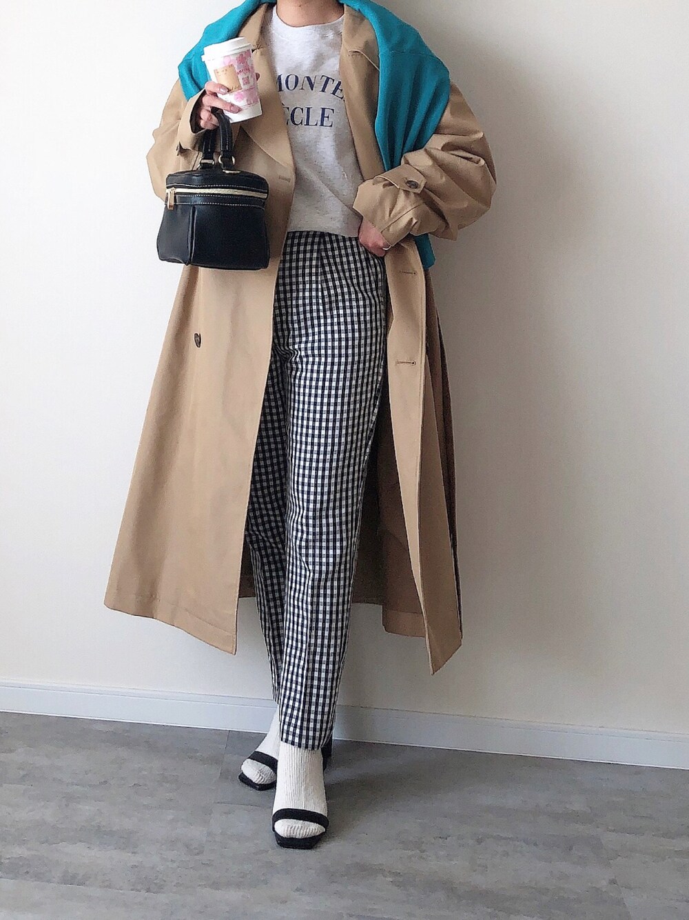 「春アウター、春コーデ、ギンガムチェック、ブルー、トレンチコート、青ロゴ、青、サンダル、サンダルに靴下、春服みてみて」｜「UNIQLOのアイテム（トレンチコート、ベージュ系）」を使った、まなこさん（レディース・153cm）の春コーディネートの1枚目の写真