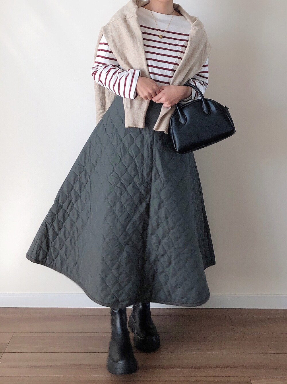 「ボーダー、グリーン、UNIQLO、GU、プチプラ、ミニバッグ、低身長、キルティングスカート、topkapi、EFOLE、スカートスタイル」｜「EFOLEの【EFOLE】フェイクレザー　ミニボストン　ショルダー　バッグ（ボストンバッグ、ブラック系）」を使った、まなこさん（レディース・153cm）の秋コーディネートの1枚目の写真