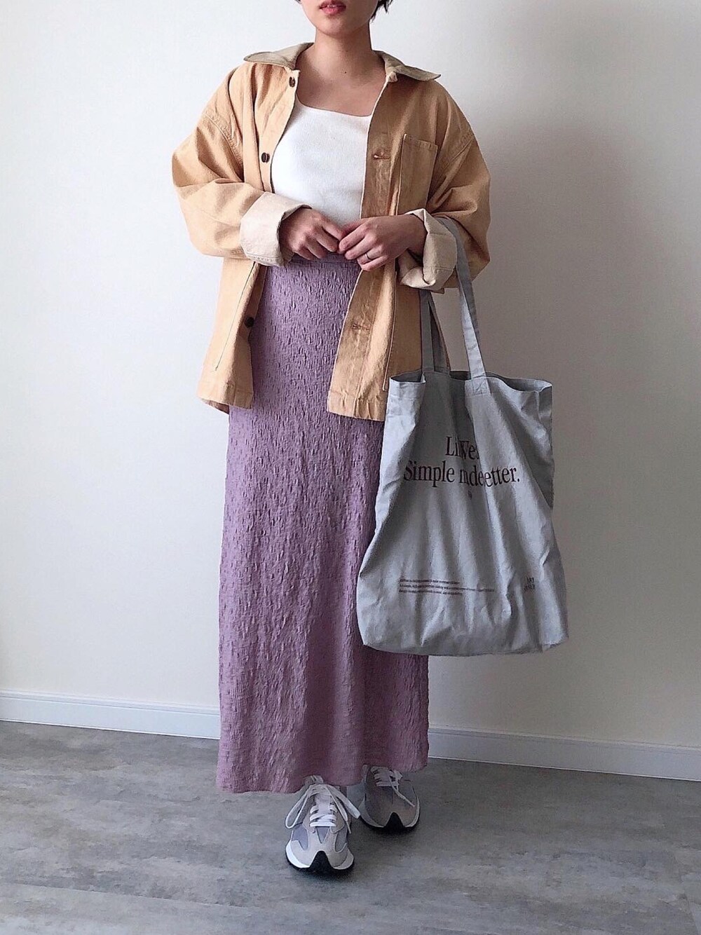 「春カラー、ロングスカート、カラーコーデ、パープル、オレンジ、春アウター、ニューバランス、スニーカー、グレー、タンクトップ」｜「GUのアイテム（ジャケット/アウター、オレンジ系）」を使った、まなこさん（レディース・153cm）の春コーディネートの1枚目の写真