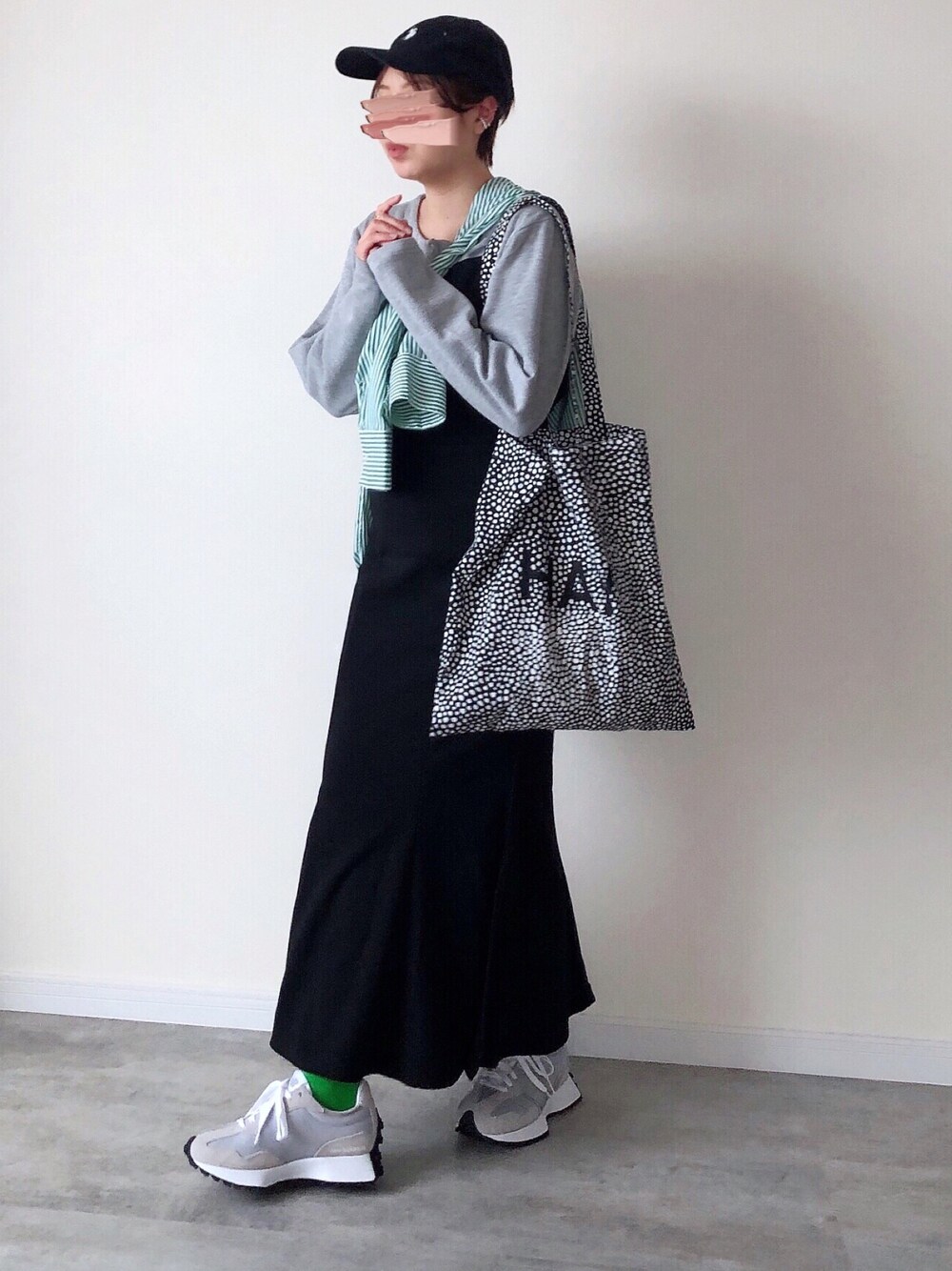 「マーメイドスカート、ワンピース、ニューバランス、スニーカー、グレー、キャップ、ストライプシャツ、春夏コーデ、カラーソックス、ニューエラ、NEW ERA、トートバッグ、hayトート」｜「LAUIRのバックリボンマーメイドキャミソールワンピース（ワンピース、ブラック系）」を使った、まなこさん（レディース・153cm）の春コーディネートの1枚目の写真