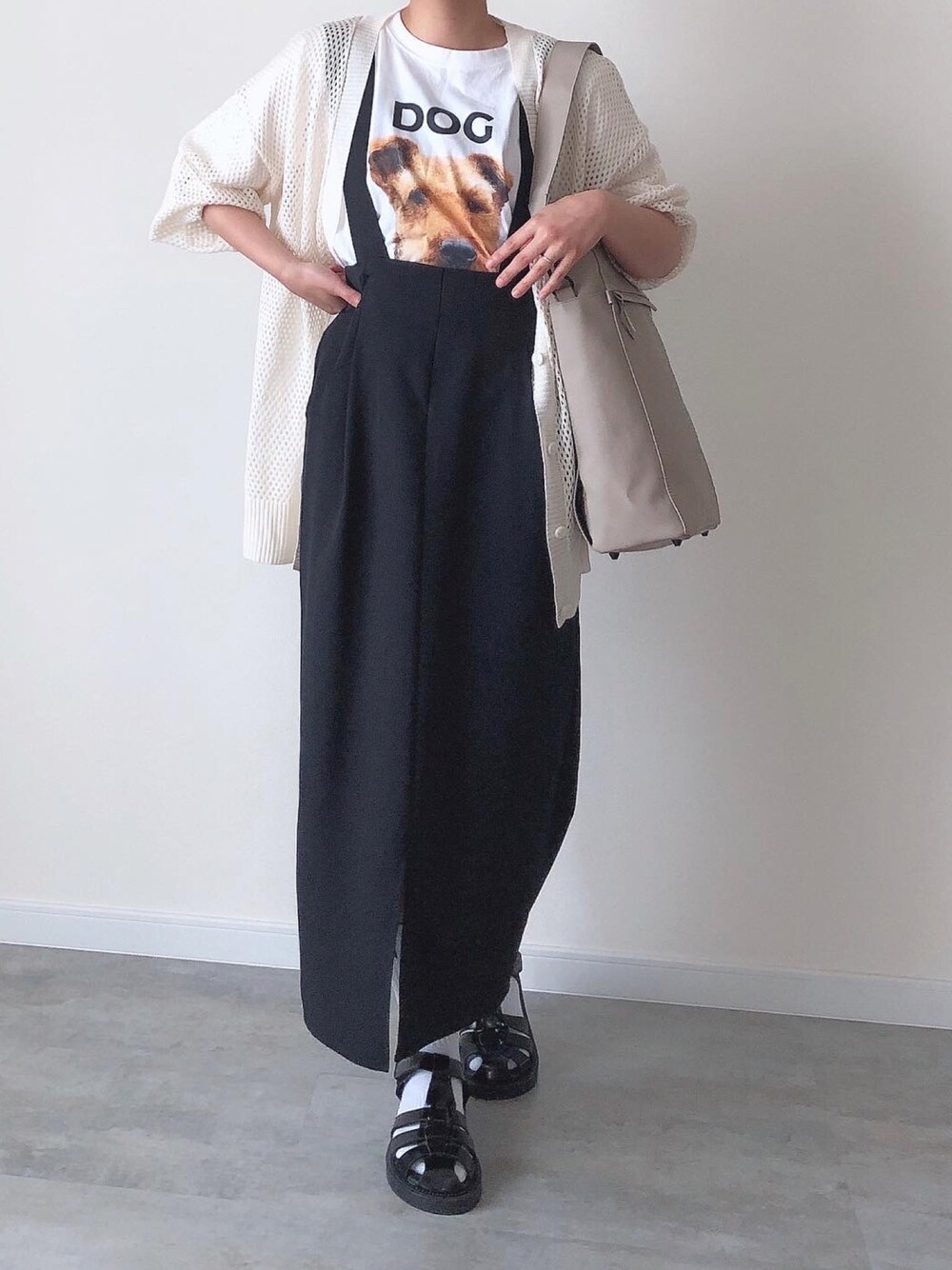 「低身長、プチプラコーデ、メッシュ、ガストンルーガ、GASTONLUGA、dog、モノトーン、グルカサンダル、カーディガン」｜「GASTON LUGAのGASTONLUGA/ガストンルーガ/トーテ(TATE)（バックパック/リュック、ベージュ系）」を使った、まなこさん（レディース・153cm）の春コーディネートの1枚目の写真