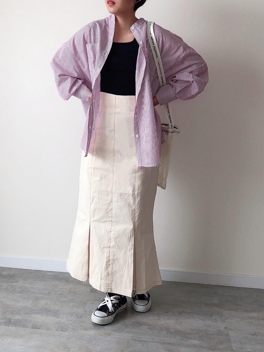 「春コーデ、ストライプシャツ、タンクトップ、マーメイドスカート、コンバース、しまむら、しまむらコーデ」｜「beautiful peopleのbeautiful people “PLAID”ロゴテープビニールサコッシュ（ショルダーバッグ、その他）」を使った、まなこさん（レディース・153cm）の春コーディネートの1枚目の写真