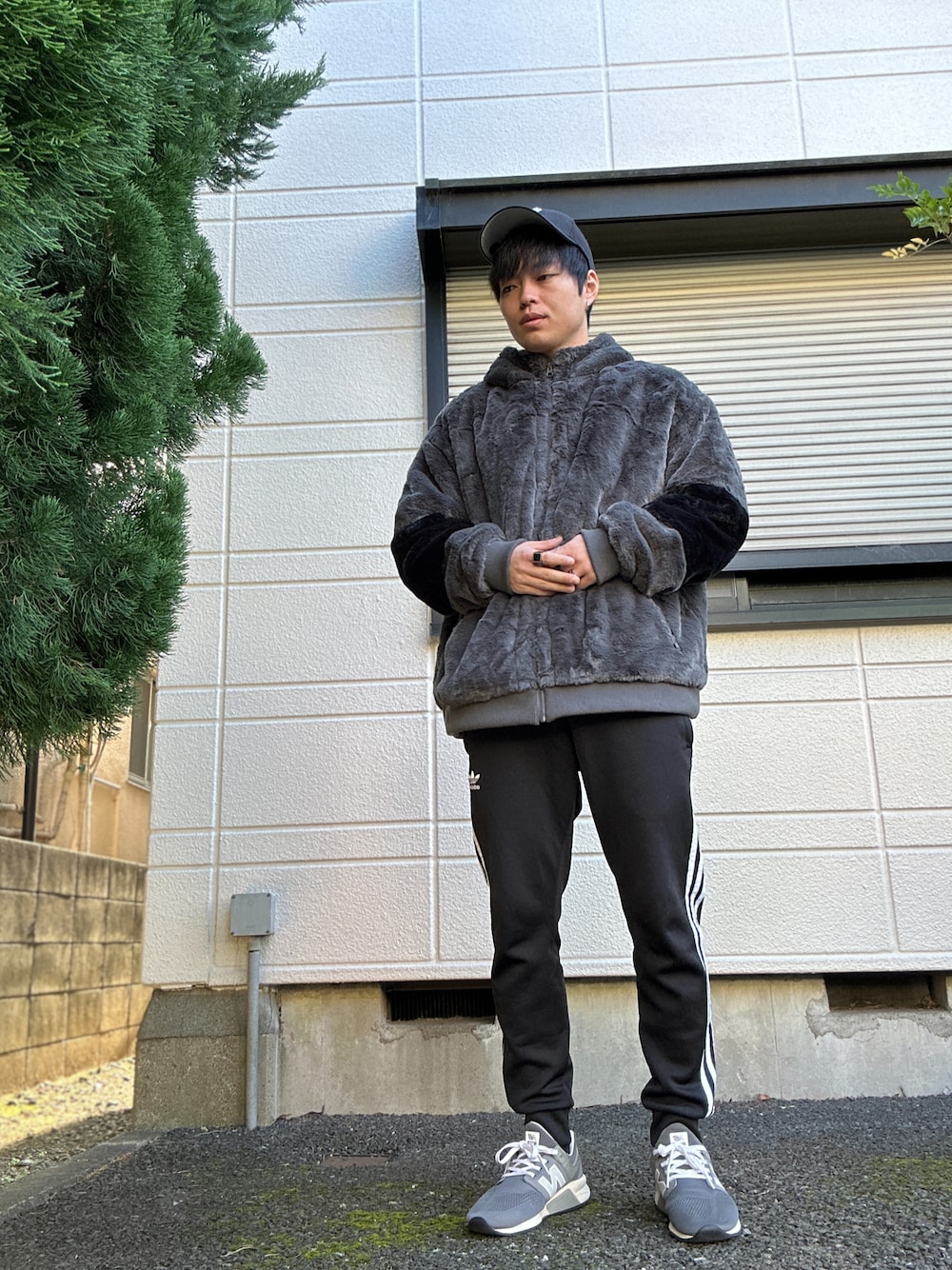 「ファッションを楽しもう、スポーツスタイル、いいね、save、フォローお願いします🤑、レイジーブルー、ニューバランス、ハレ(HARE)、服好きな人と繋がりたい、おしゃれさんと繋がりたい、おしゃれになりたい、アディダスオリジナルス、アパレルスタッフ、ファッションの力を信じよう、メンズファッション、お洒落男子と繋がりたい、お洒落女子と繋がりたい」｜「RAGEBLUEのSmooth fake fur stand hood blouson/スムースフェイクファースタンドフードブルゾン（ブルゾン、グレー系）」を使った、ねぎさん（メンズ・174cm）の秋コーディネートの1枚目の写真