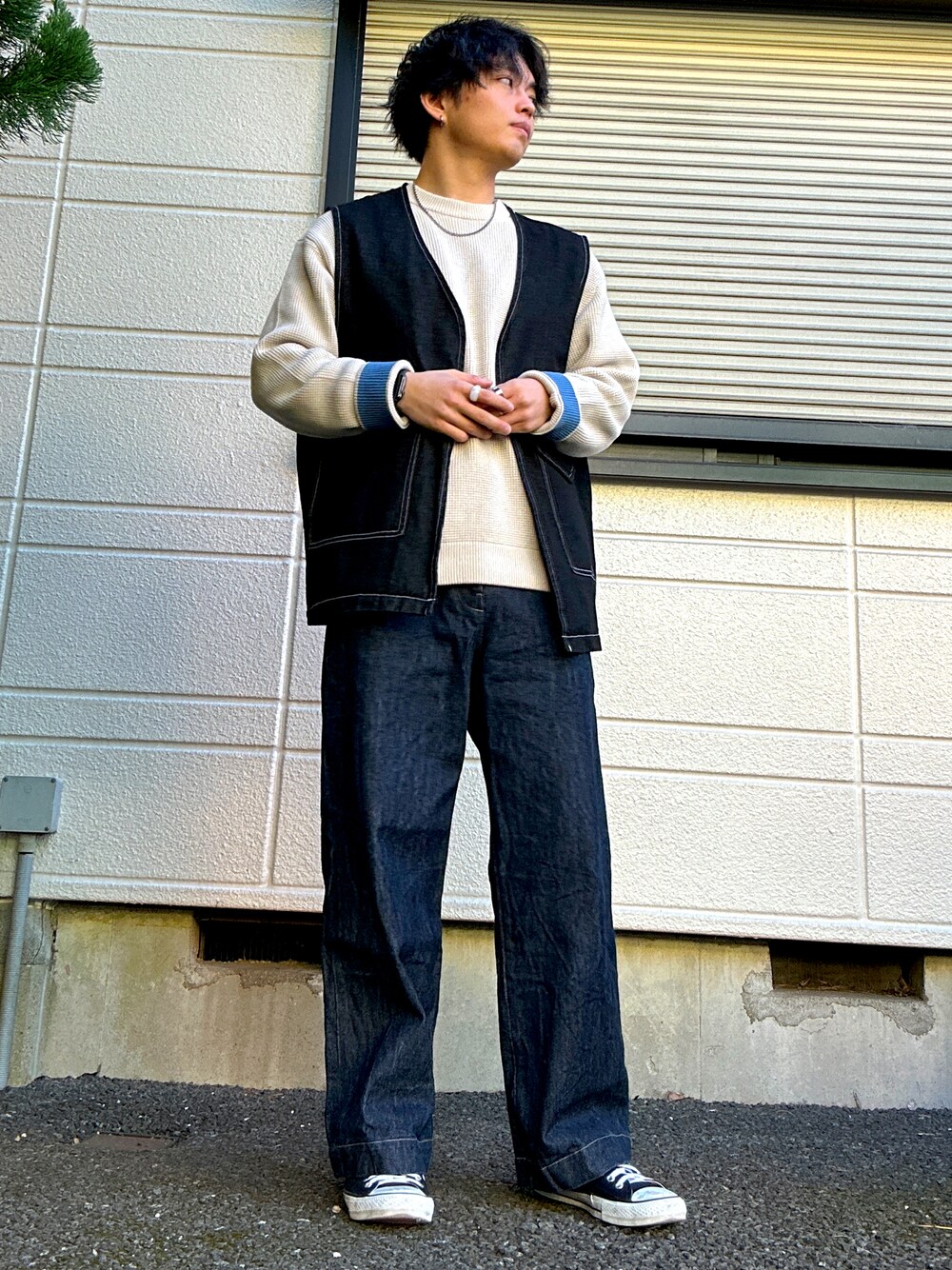 「冬を彩る色いろコーデ、大人カジュアル、おしゃれさんと繋がりたい、おしゃれになりたい、いいね、save、フォローお願いします🤑、ベスト、ファッションを楽しもう、服好きな人と繋がりたい、服バカ、ファッションの力を信じよう、お洒落男子と繋がりたい、お洒落女子と繋がりたい、WYM、コンバース、チャオパニックティピー(CIAOPANIC TYPY)」｜「WYM LIDNMのDENIM WIDE STRAIGHT SLACKS（デニムパンツ、ブルー系）」を使った、ねぎさん（メンズ・174cm）の冬コーディネートの1枚目の写真