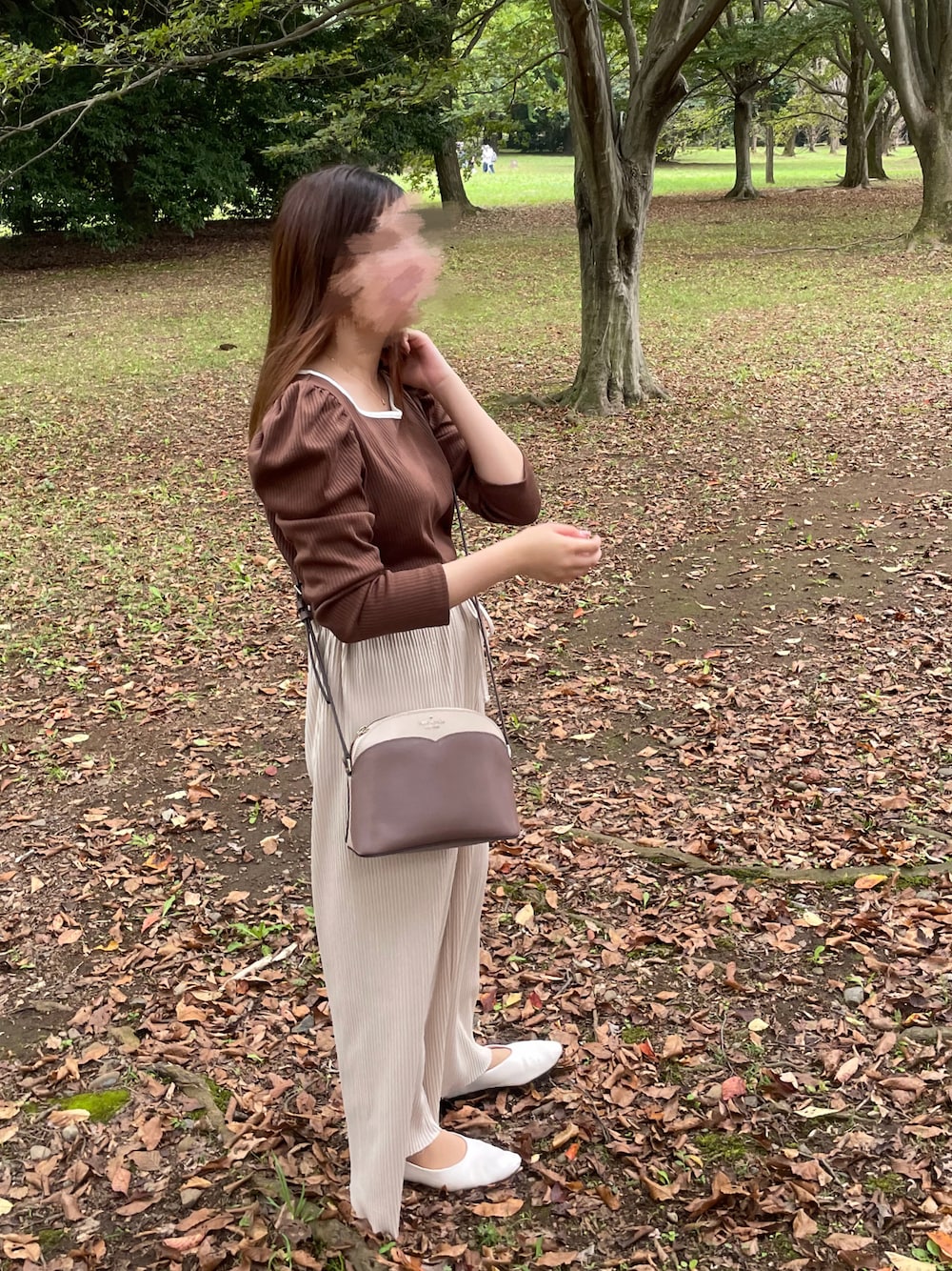 「秋のコーデ、秋色、休日コーデ、公園デート、だから秋服が好き、カジュアルコーデ、ゆるコーデ、お洒落さんとつながりたい、ラクチンコーデ、プチプラコーデ、ワイドパンツ」｜「INGNIのBACKリボンパワショル／トップス（Tシャツ/カットソー、ブラウン系）」を使った、 まおさん（レディース・159cm）の秋コーディネートの1枚目の写真