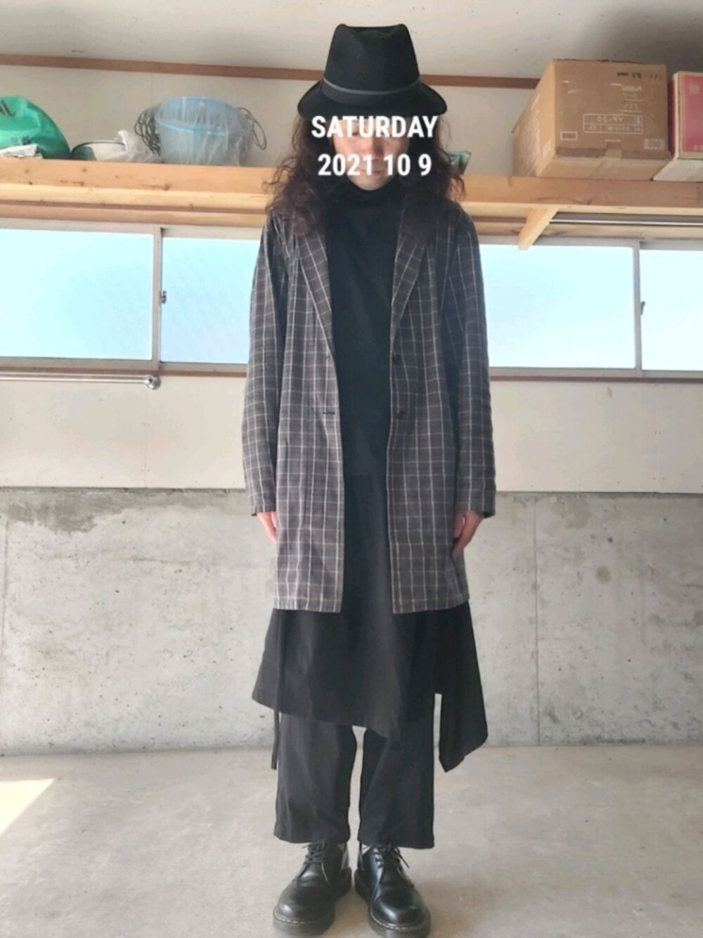 「だから秋服が好き、秋コーデ、大人カジュアル、きれいめカジュアル、カジュアル、キレイめ、モード、シンプル、古着、ブラック、ハット、コート、UNIQLO、GROUND Y、Dr.Martens」｜「UNIQLOのソフトタッチタートルネックT（長袖）（Tシャツ/カットソー、ブラック系）」を使った、4n50611さん（メンズ・172cm）の秋コーディネートの1枚目の写真