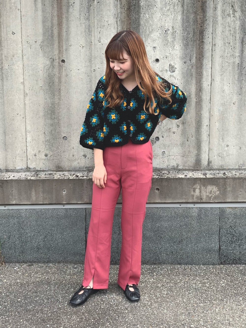 ブラック系のカーディガン/ボレロ、グリーン系のその他パンツ、ブラック系のパンプスを着用したレディースの秋コーディネートの1枚目の写真