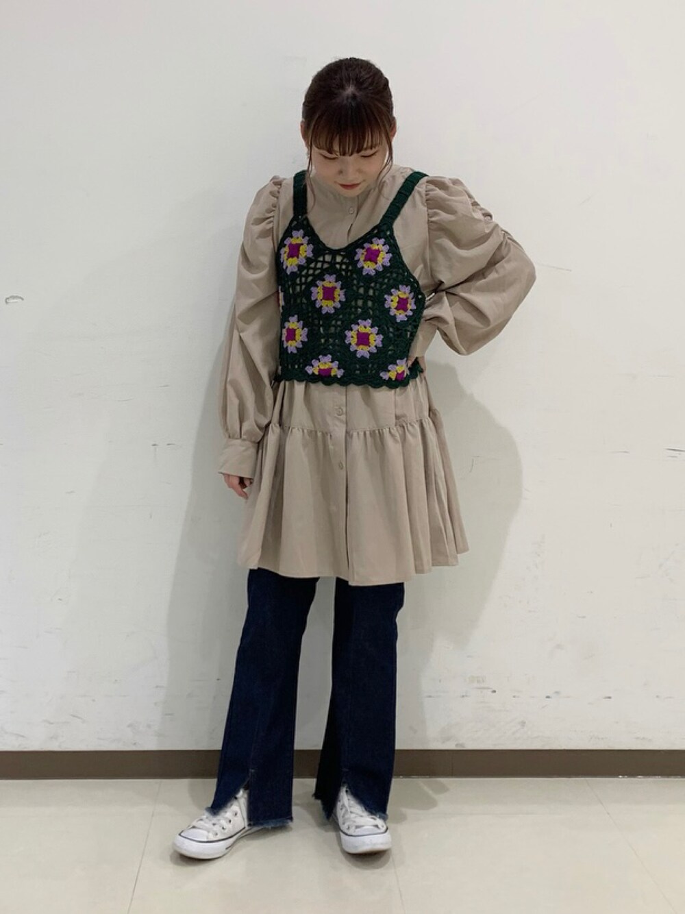 グリーン系のトップス、ブルー系のデニムパンツを着用したレディースの夏コーディネートの1枚目の写真