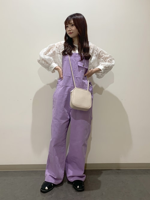サロペット/オーバーオール（パープル系）を使った「オトナ女子」の