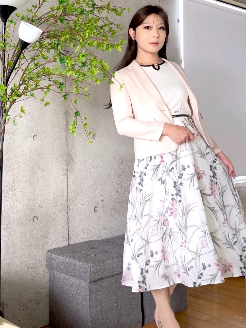 「ペールピンク、花柄スカート、ジャケットコーデ」｜「ANAYIのアイテム（テーラードジャケット、ピンク系）」を使った、音菜音子さん（レディース・166cm）の秋コーディネートの1枚目の写真