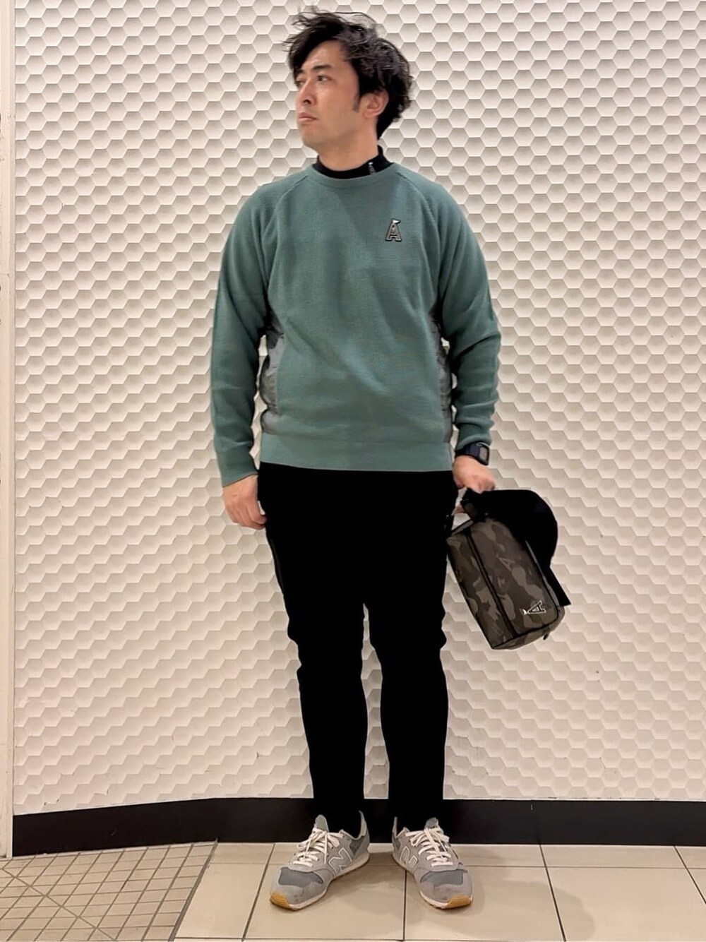 ブラック系のTシャツ/カットソー、ブラック系のポーチ、ブラック系のキャップを着用したメンズの秋コーディネートの1枚目の写真