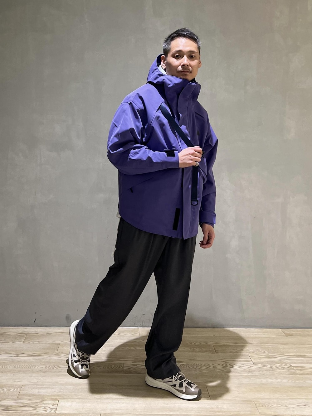 「デニムジャケット、Gジャン、コットンUSA、別注、WILDTHINGS、TOOLSTRAP、DENALI JACKET、マウンテンパーカー、ハードシェル、ADAM ET ROPÉ、HOMME、カジュアル、大人カジュアル、スポーティー、アウトドア」｜「WILD THINGSの【WILDTHINGS 別注】TOOLSTRAP DENALI JACKET/UNISEX/LONG SEASON（マウンテンパーカー、パープル系）」を使った、takashi.nさん（メンズ・176cm）の秋コーディネートの1枚目の写真