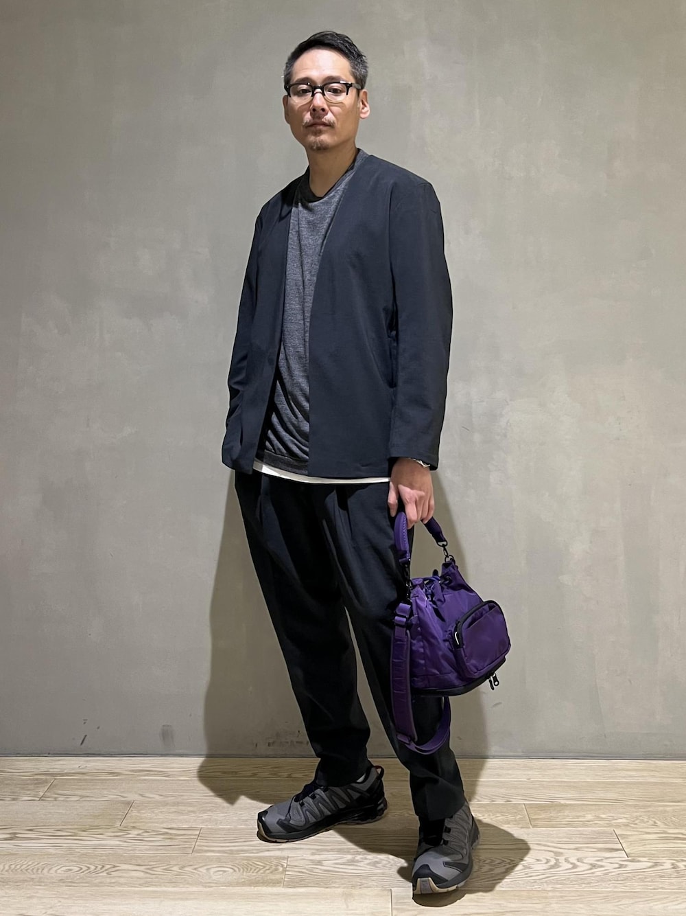 グリーン系のセットアップ、パープル系のショルダーバッグ、グレー系のTシャツ/カットソーを着用したメンズの秋コーディネートの1枚目の写真