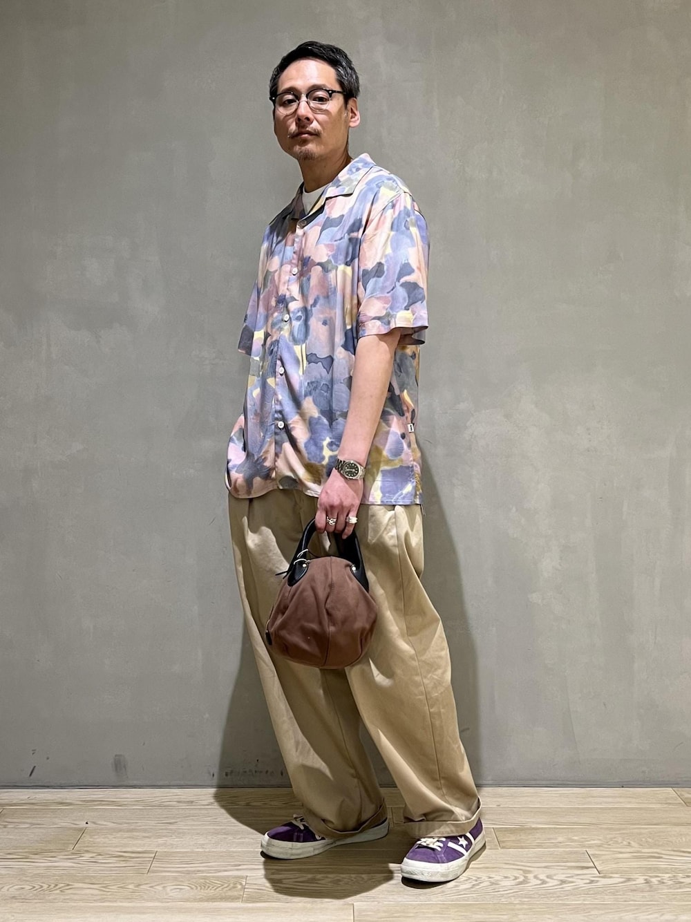 「ボタニカル、柄シャツ、オープンカラー、WAX LONDON、THE QUALITY MENDING CO.、別注、ADAM ET ROPÉ、HOMME、カジュアル、大人カジュアル、レイヤード、夏、夏コーデ、夏ファッション、オーバーサイズ」｜「ADAM ET ROPE'の《別注》【THE QUALITY MENDING CO. /ザ クオリティーメンディング】BOWLING BAG（ハンドバッグ、ブラウン系）」を使った、takashi.nさん（メンズ・176cm）の夏コーディネートの1枚目の写真