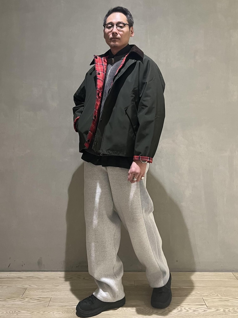 グリーン系のブルゾン、グレー系のその他パンツ、グレー系のカーディガン/ボレロを着用したメンズの冬コーディネートの1枚目の写真
