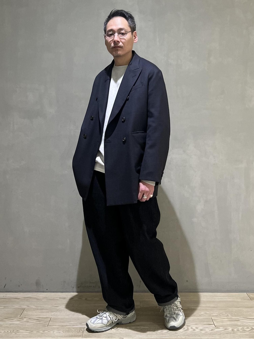 「＃adamjeanist、デニム、アダムエロペジーンズ、ADAM ET ROPE' JEANS、adamjeanist、初春コーデ、春コーデ、大人カジュアル、モノトーンコーデ、カジュアルコーデ、ADAM ET ROPÉ、高身長、ジャケット/アウター、テーラードジャケット、パンツ」｜「ADAM ET ROPE'の【ADAM ET ROPE' JEANS -GRID-】デニム ワイド イージーパンツ / サスティナブル（デニムパンツ、ブラック系）」を使った、takashi.nさん（メンズ・176cm）の冬コーディネートの1枚目の写真