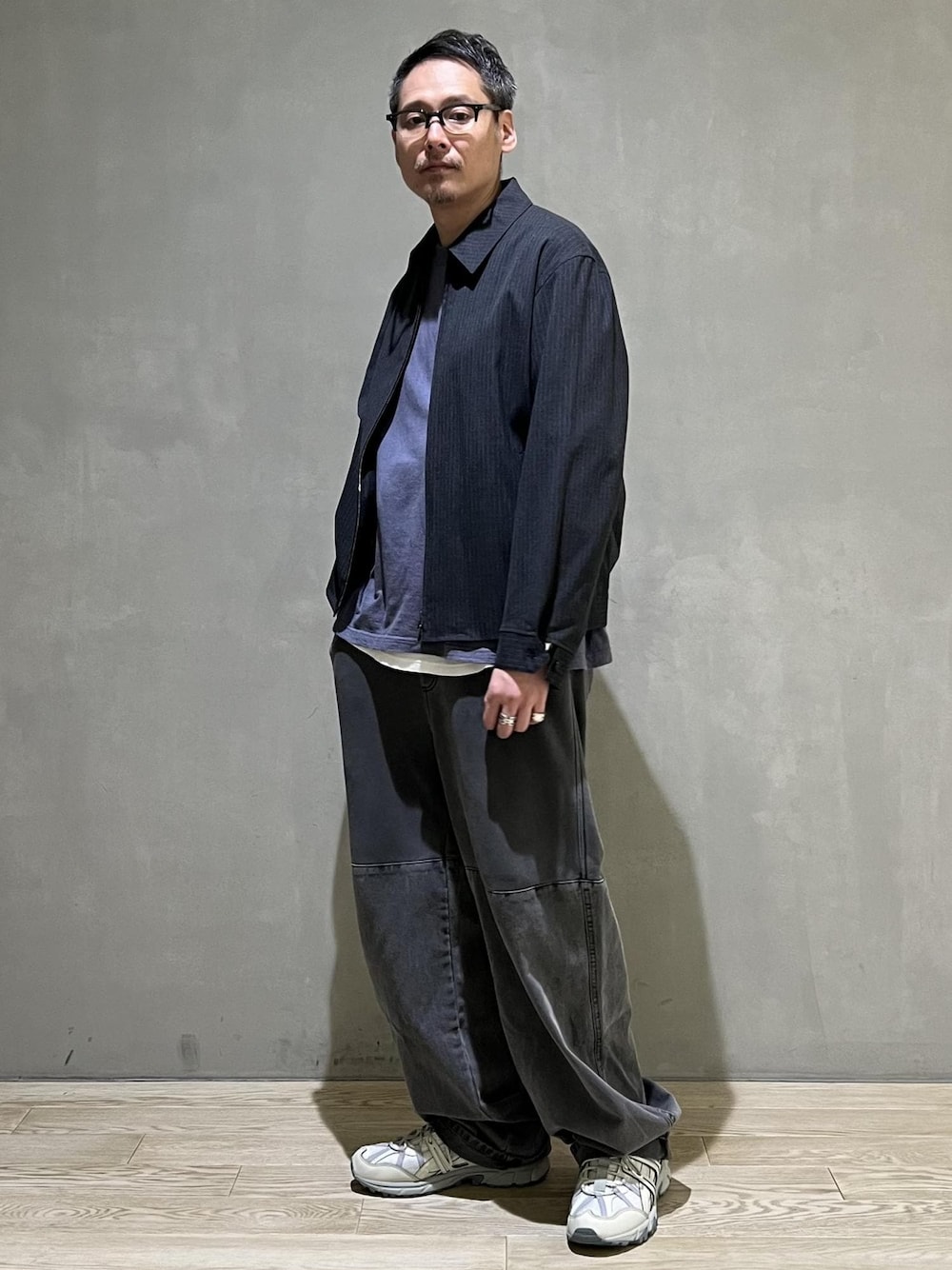 「Chambrer、ASICS、グレー、長袖、ポケット、ブルゾン、襟、チャコールグレー、Tシャツ、パンツ、デニム、ワイド、ストレート、ローカット、初秋コーデ」｜「ADAM ET ROPE'の【Chambrer】オーバーサイズ ZIP ジャケット / シーズンレス / セットアップ対応（その他アウター、グレー系）」を使った、takashi.nさん（メンズ・176cm）の秋コーディネートの1枚目の写真