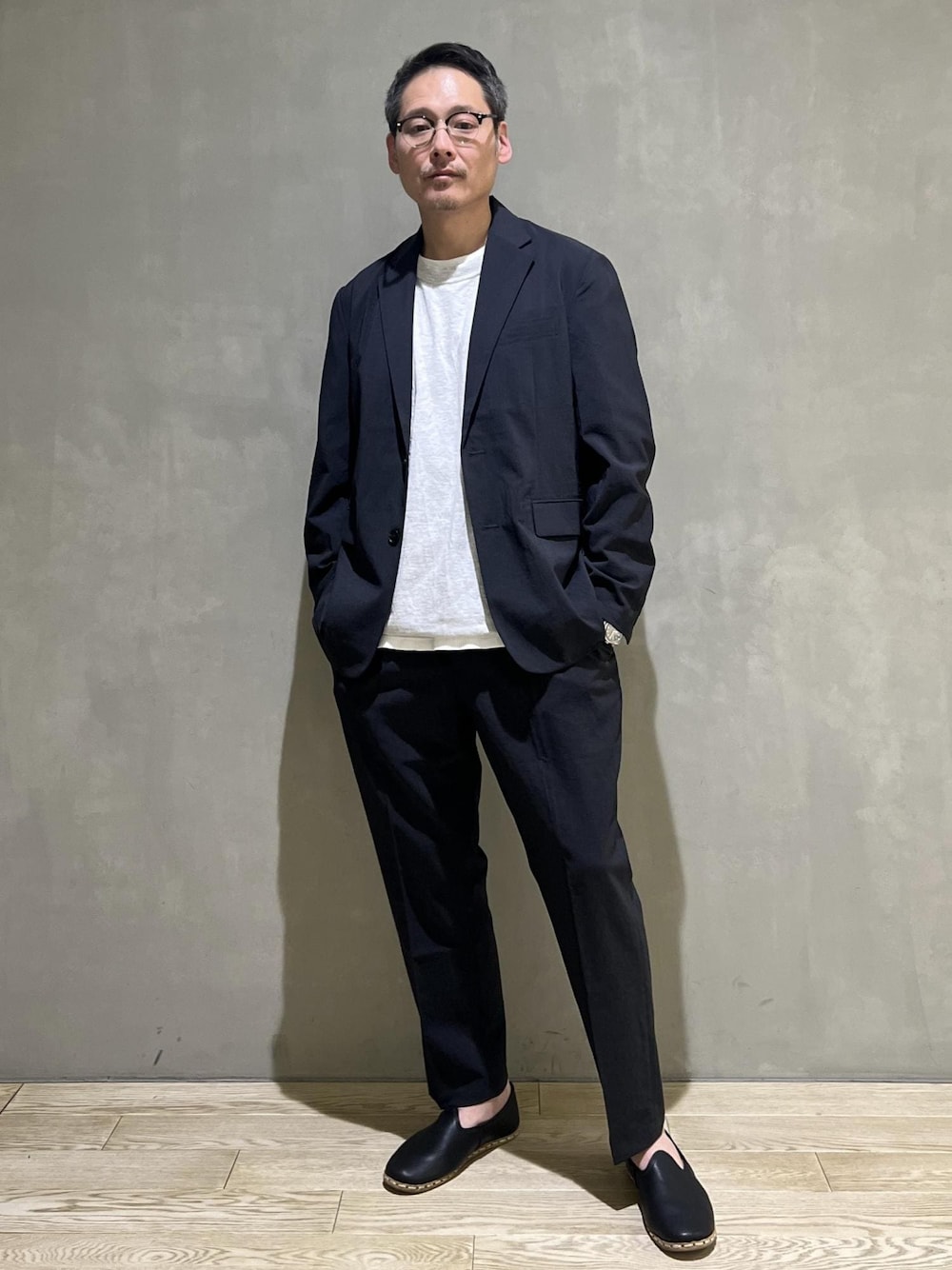 「リランチェ、スリッポン、RIRANCHA、テーラード、HOMME、きれいめ、きれいめカジュアル、カジュアル、セットアップ対応、セットアイテム、SETアイテム、春、夏、春ファッション、夏ファッション」｜「ADAM ET ROPE'の【RIRANCHA】セットアップ / テーラードジャケット & スラックス（セットアップ、ブラック系）」を使った、takashi.nさん（メンズ・176cm）の春コーディネートの1枚目の写真