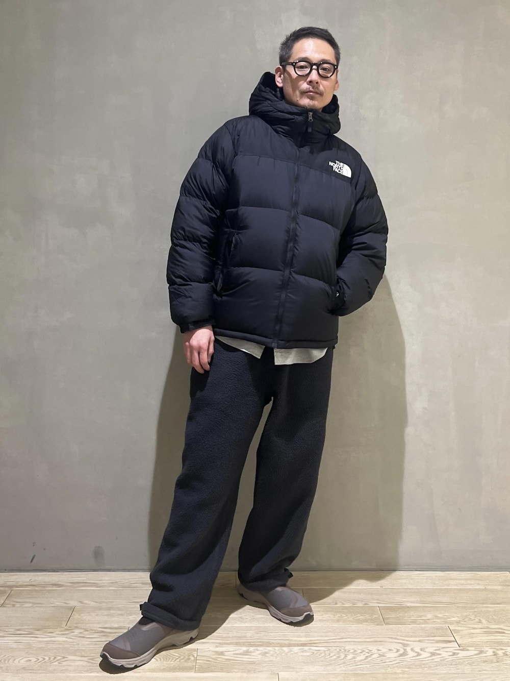 「フリース、ボアフリース、フリースパンツ、イージーパンツ、ノースフェイス、ヌプシ、ヌプシフーディ、THE NORTH FACE、Nuptse、Nuptse Hoodie、ネルシャツ、ワイルドライフテイラー、WILD LIFE TALOR、ADAM ET ROPÉ、HOMME」｜「ADAM ET ROPE'の【WILD LIFE TAILOR】コットンフラノ オーバーサイズ シャツ（シャツ/ブラウス、グレー系）」を使った、takashi.nさん（メンズ・176cm）の冬コーディネートの1枚目の写真