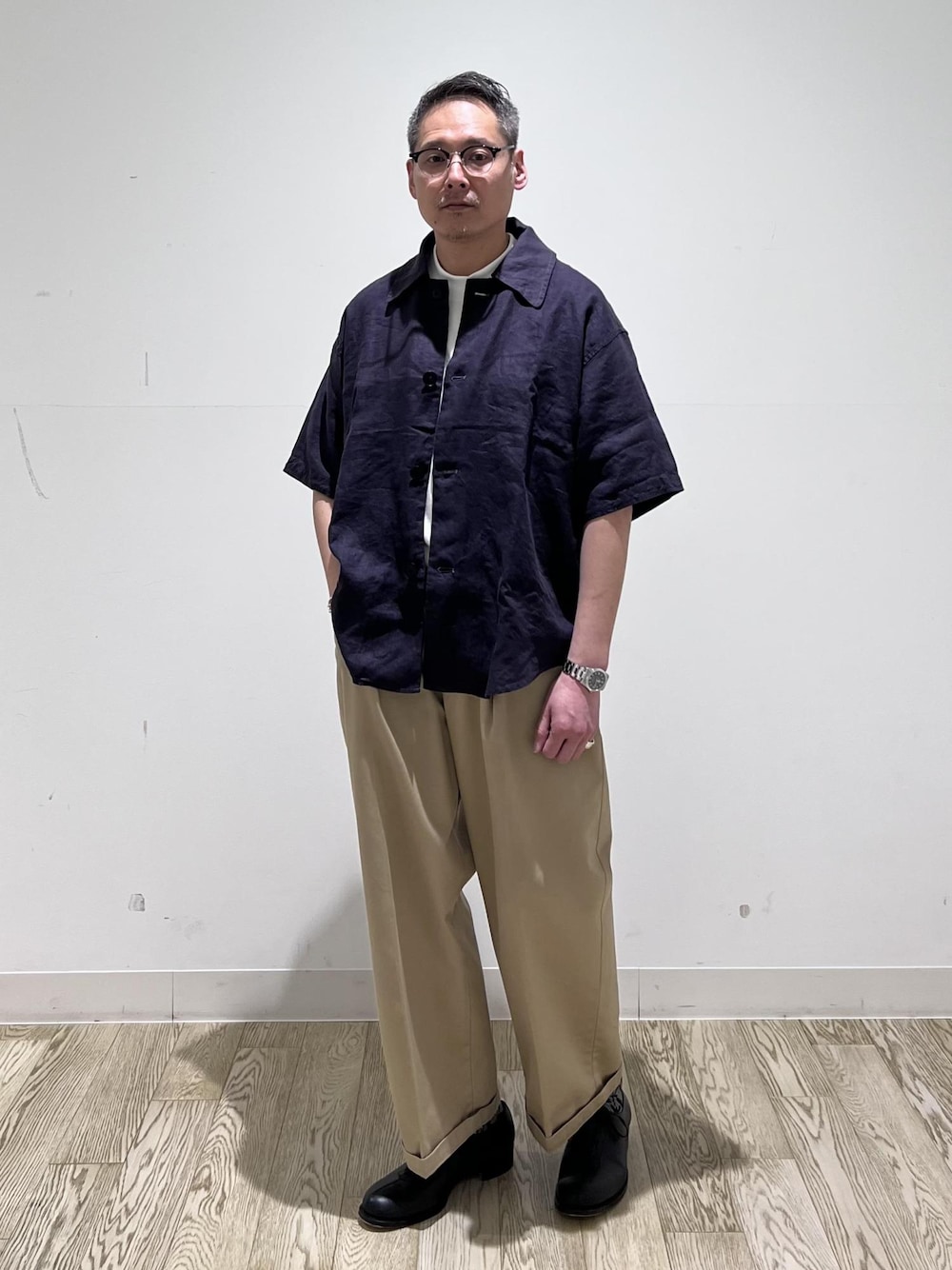 ブルー系のシャツ/ブラウスを着用したメンズの春コーディネートの1枚目の写真