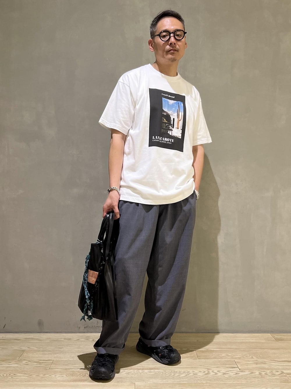 グレー系のその他パンツ、ブラック系のTシャツ/カットソーを着用したメンズの夏コーディネートの1枚目の写真