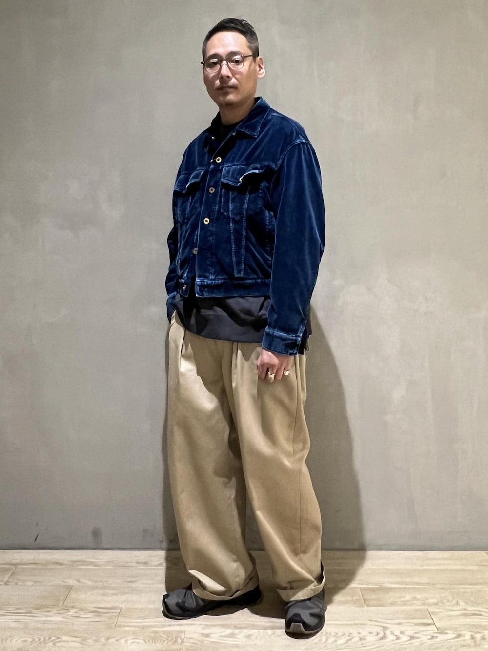 グレー系のTシャツ/カットソーを着用したメンズの秋コーディネートの1枚目の写真
