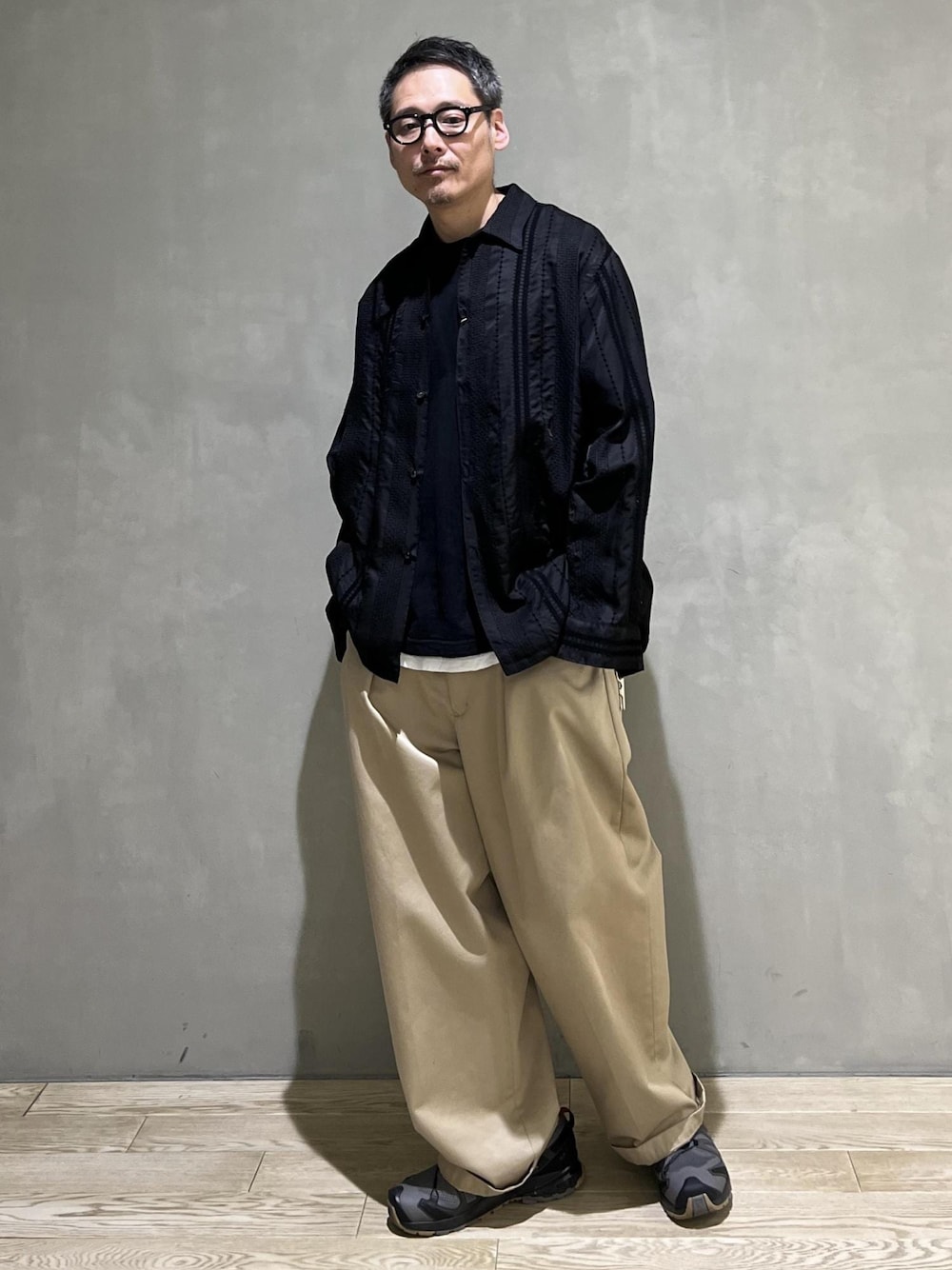 「URU、刺繍、ADAM ET ROPÉ、HOMME、カジュアル、大人カジュアル、春、春コーデ、春ファッション、オーバーサイズ、ビッグシルエット、Tシャツ、シャツ、パンツ、スニーカー」｜takashi.nさん（メンズ・176cm）の春コーディネートの1枚目の写真