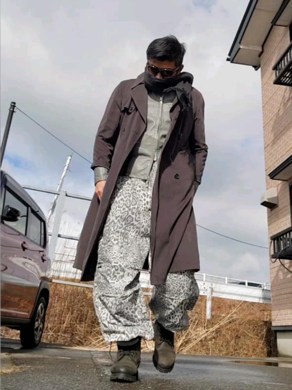 「レオパード、グレーコーデ、トレンチコート、ネクタイコーデ」｜「Timberlandのアイテム（ブーツ、ブラック系）」を使った、hiroyukeeeeeeさん（メンズ・179cm）の冬コーディネートの1枚目の写真