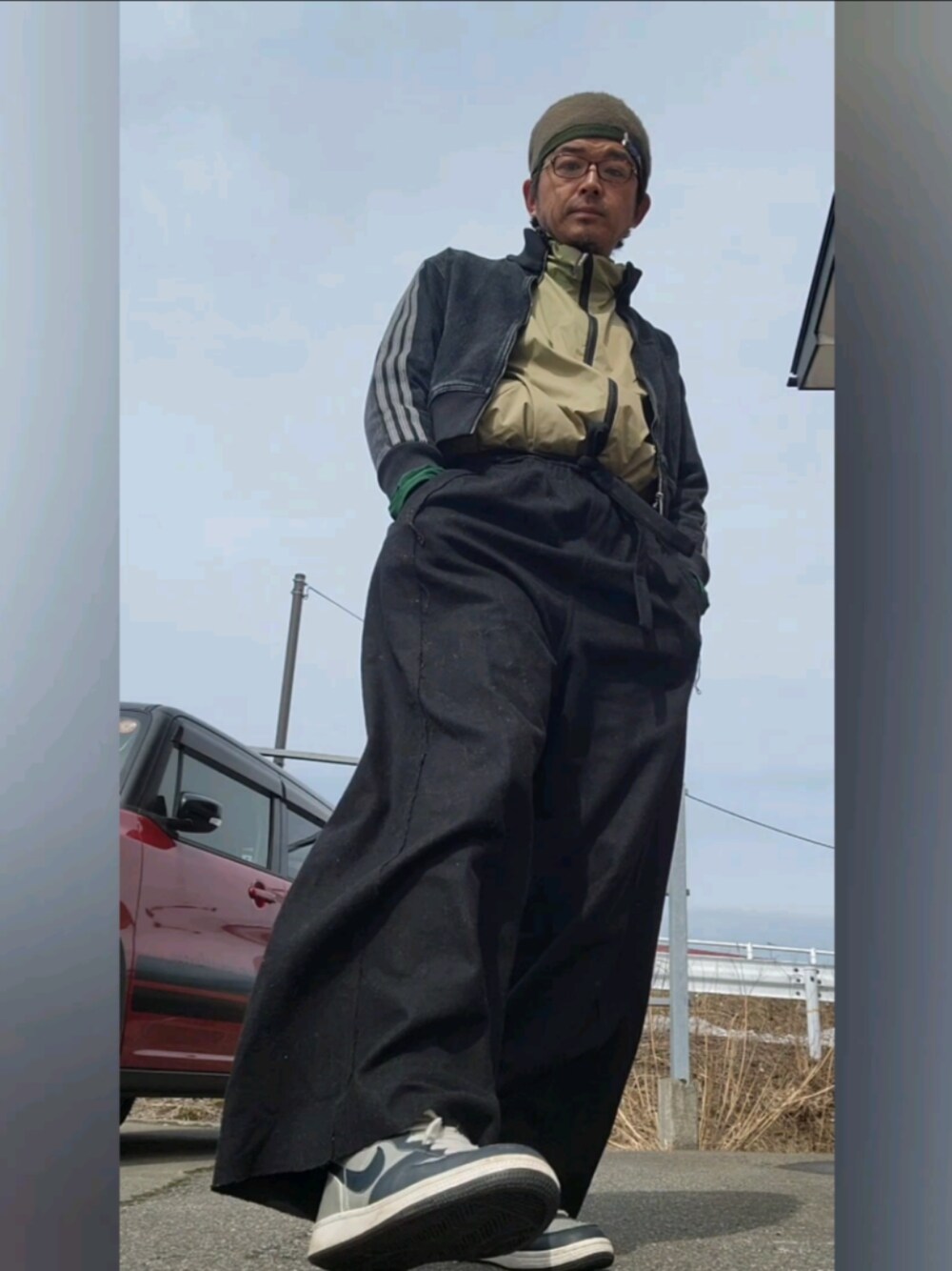 「今日のコーデ、アディダス、ブラックデニム」｜「BALENCIAGAのアイテム（メガネ、ブラウン系）」を使った、hiroyukeeeeeeさん（メンズ・179cm）の春コーディネートの1枚目の写真