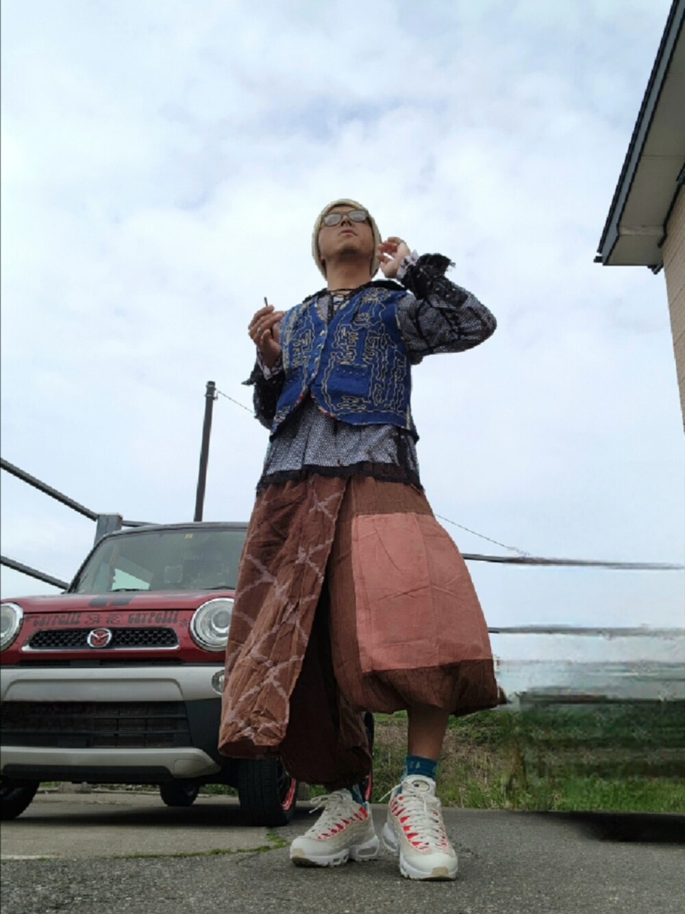 「エスニック」｜「NIKEのアイテム（スニーカー、ホワイト系）」を使った、hiroyukeeeeeeさん（メンズ・179cm）の春コーディネートの1枚目の写真