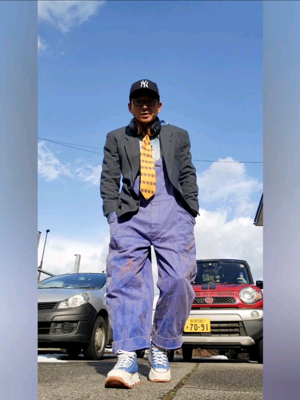 「メンズファッション、今日のコーデ、ダメージスウェット、ネクタイコーデ、カバーオール」｜「CONVERSEのアイテム（スニーカー、ブルー系）」を使った、hiroyukeeeeeeさん（メンズ・179cm）の冬コーディネートの1枚目の写真