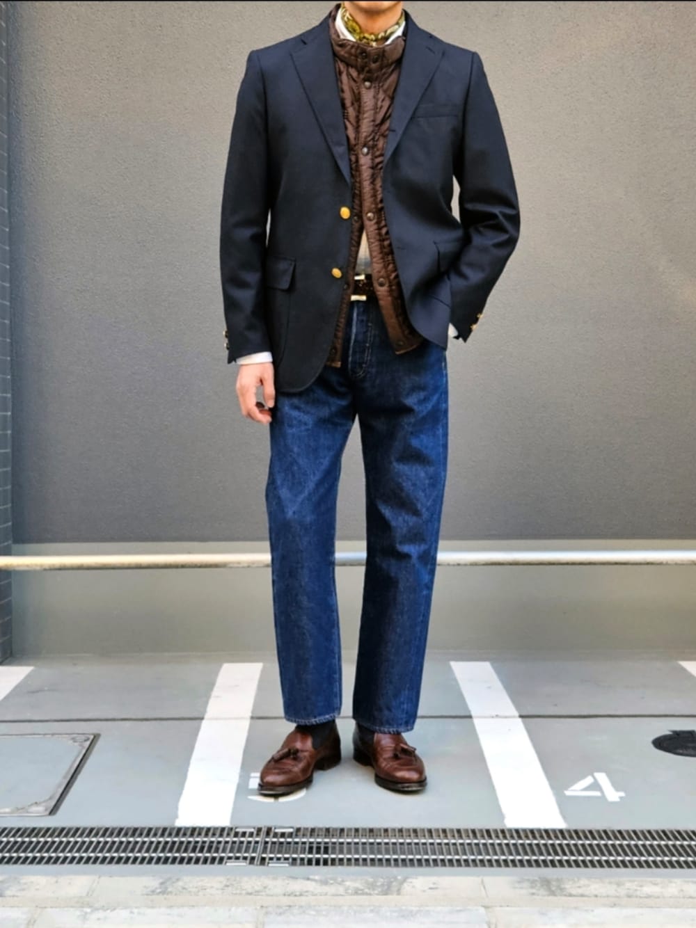 「休日スタイル、オトナカジュアル、休日コーデ、紺ブレ、ジーンズ、ベスト、メンズコーデ、メンズファッション、ootd、初老のこうでねぇと」｜「J.PRESSのJ.PRESS PEPPIN MERINO ネイビーブレザー（テーラードジャケット、ブルー系）」を使った、D・BLUEさん（メンズ・170cm）の秋コーディネートの1枚目の写真