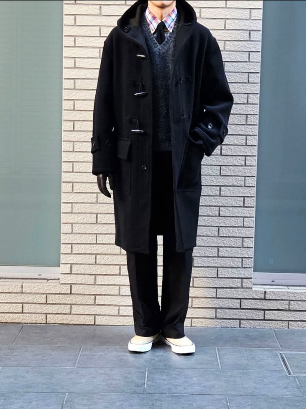 「冬コーデ、ダッフルコート、ニットベスト、シャツ、ニットタイ、スニーカー、今日のコーデ、大人カジュアル、休日コーデ、初老のこうでねぇと」｜「AUBERGEのAUBERGE Black&Olive super140's 本パイル ダッフルコート TREVOR（ダッフルコート、ブラック系）」を使った、D・BLUEさん（メンズ・170cm）の冬コーディネートの1枚目の写真